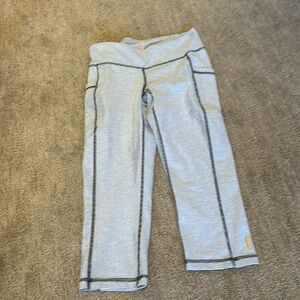 LUCY pocket capri leggings size medium